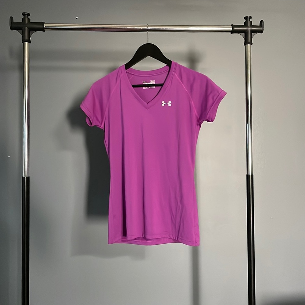 Under Armour XS semi-fitted heat gear workout shirt